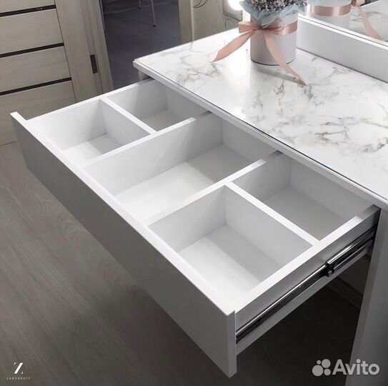 Туалетный столик визажиста с гримерным зеркалом