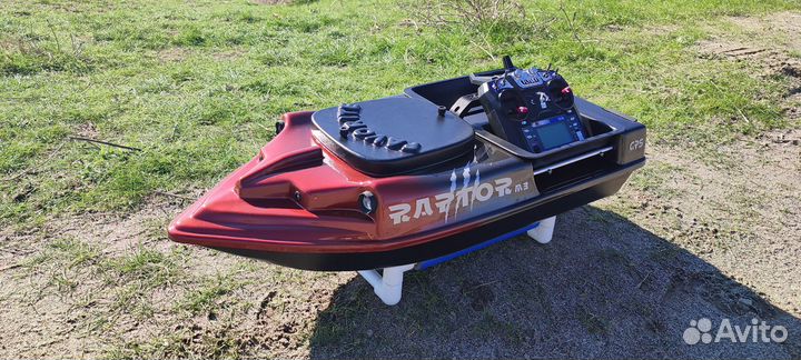 Кораблик для рыбалки с GPS Favorite raptor