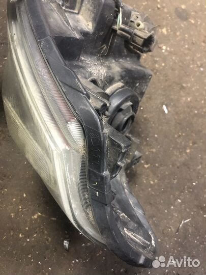 Передняя правая фара Nissan Tiida 1