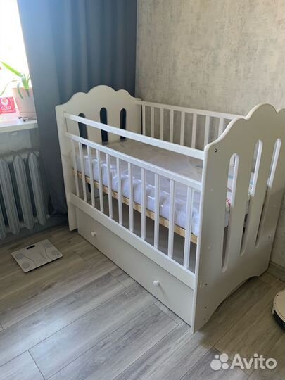 Детская кроватка с маятником и ящиком