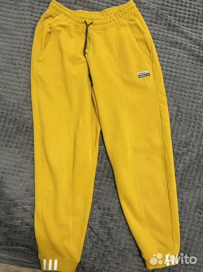 Оригинальный спортивный костюм adidas горчичный