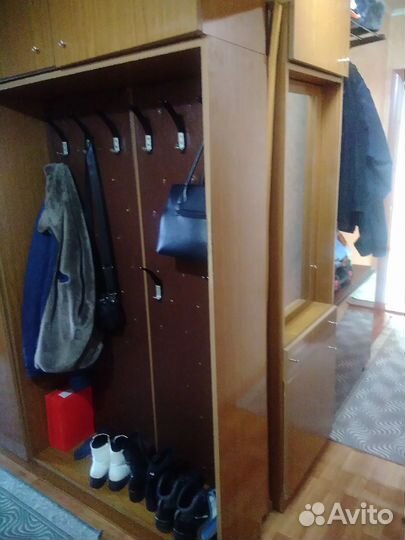 Ящик-вешалка со шкафами