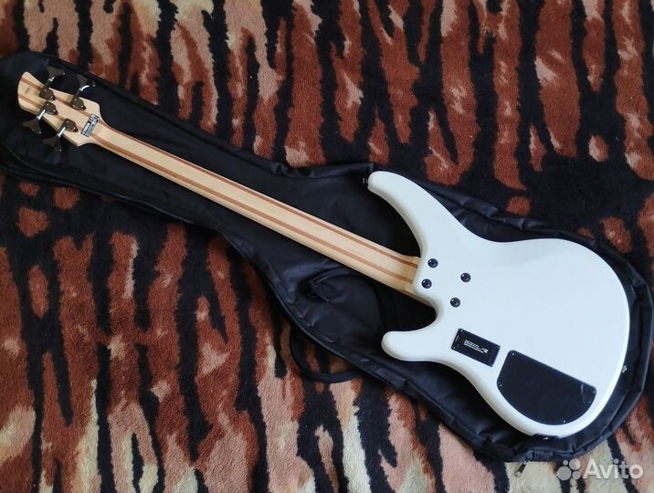 Басгитара Yamaha trbx 304 WH