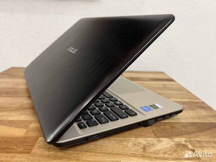 2020 Asus идеал 4Gb SSD256 звук бомба акум 6 часов