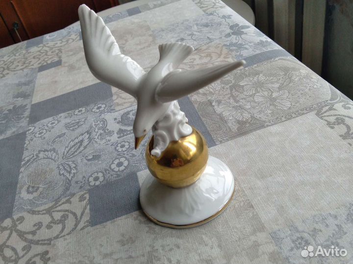 Статуэтка фарфор