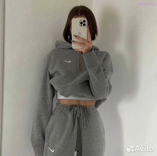 Спортивный шик: костюмы для активных женщин