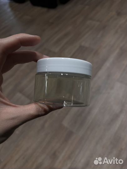 Пластиковые банки с крышкой