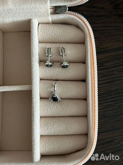 Пуссеты и подвеска с сапфирами