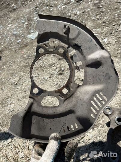 Поворотный кулак правый Toyota Corolla 150 auris