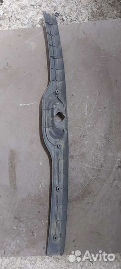 Накладка замка багажника Nissan Serena c23