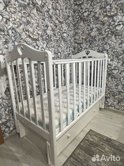 Кроватка детская с маятником