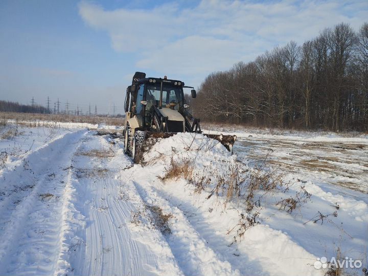 Уборка снега трактором