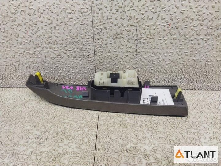 Блок упр. стеклоподьемниками задний левый toyota P