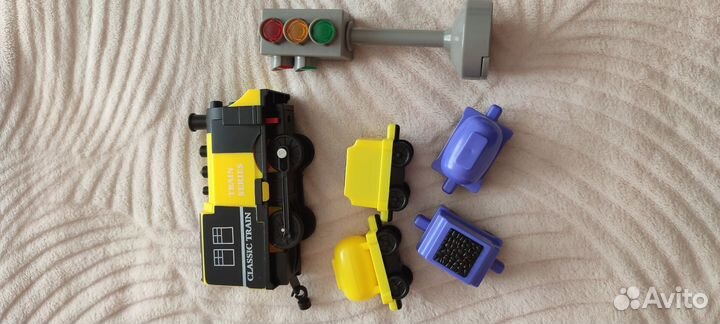 Паровозик работает от батареек + светофор