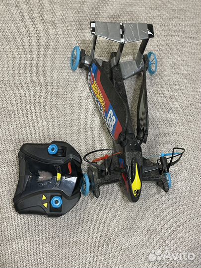 Машина на пульте управления, ездит и летает