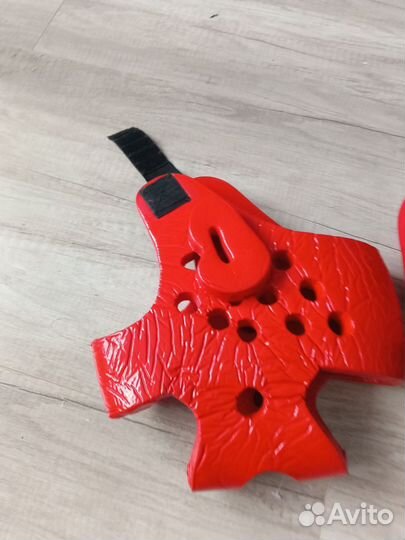 Перчатки, футы и шлем для тхеквондо