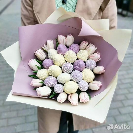 Шкатулка с клубникой в шоколаде и цветами