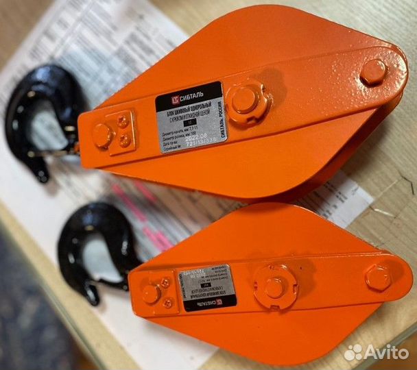Блок шкивовый однорольный с крюком и отк щекой