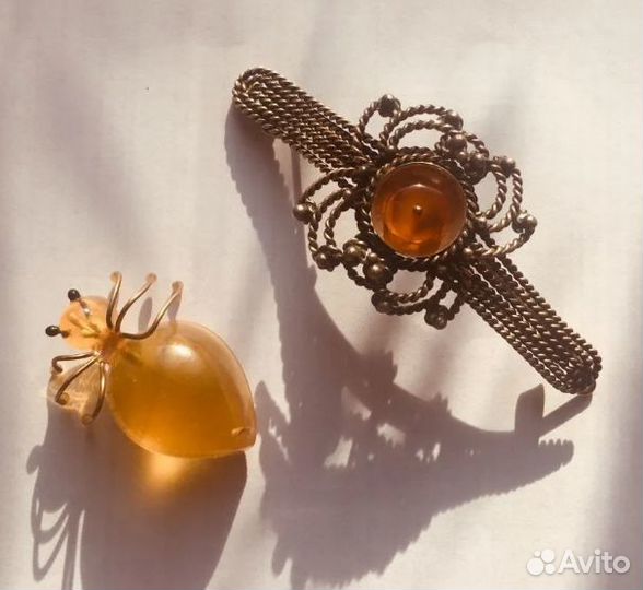 Продам винтажную брошь, янтарного жука и заколку