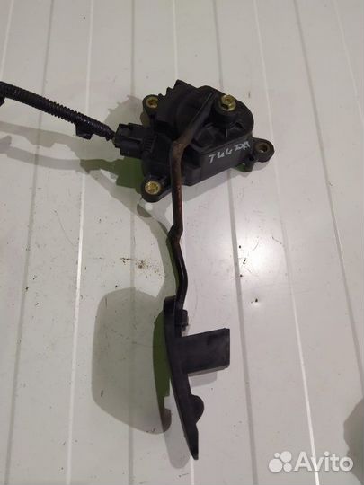 Педаль газа Nissan Tiida хэтчбек 1 2008