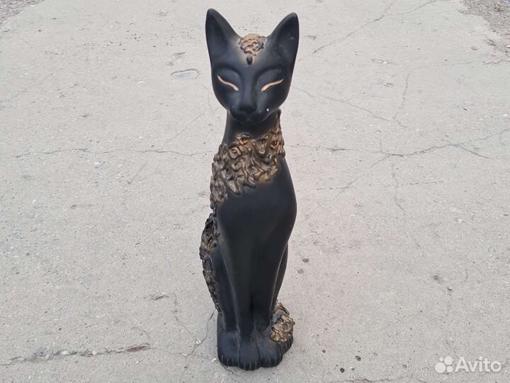 Гипсовая фигура кошки