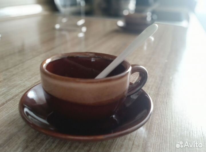 Чашки с блюдцем на подставке