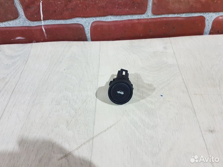 Кнопка багажника Ford fusion 2007