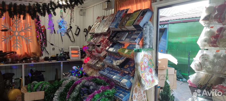 Ели искуственные, гирлянды