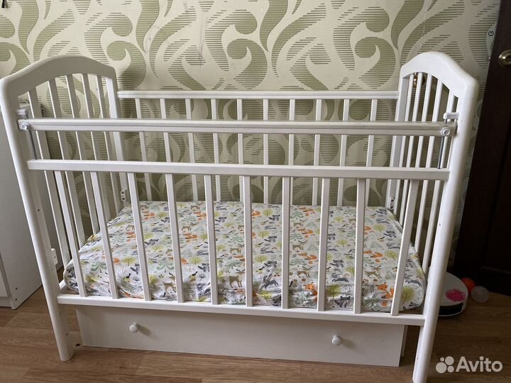 Детская кровать с маятником и ящиком