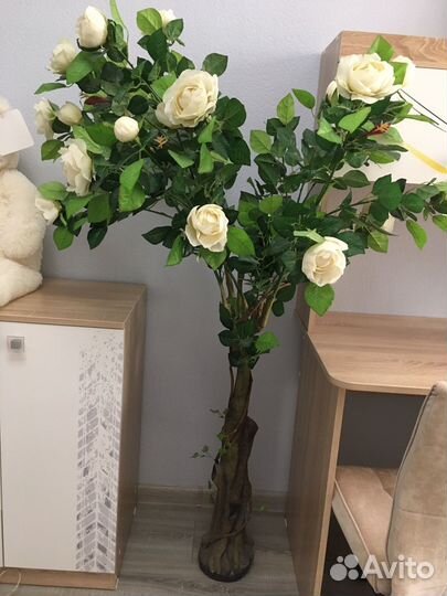 Искусственное дерево с розами