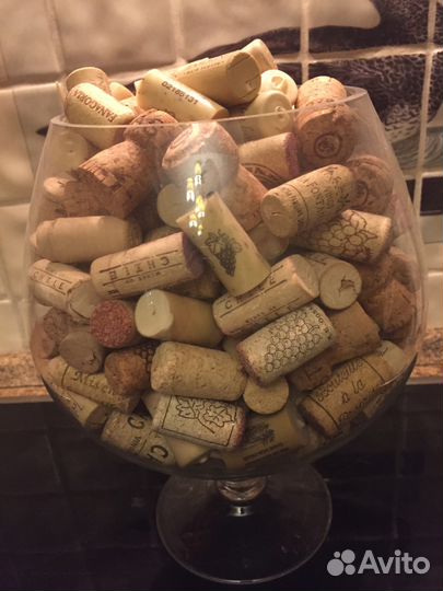 Коллекция винных пробок в стеклянной вазе