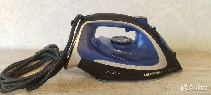 Утюг Redmond RI-C280