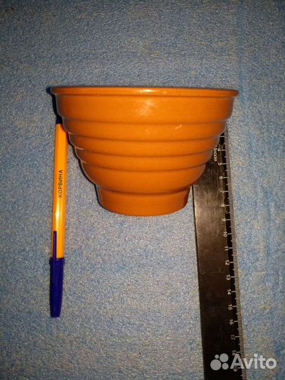 Горшок новый.Испания. диаметр 11 см высота 7 см