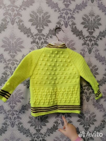 Вязаная кофточка на малыша