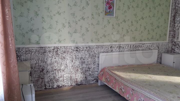 Комната 18 м² в 8-к., 2/2 эт.