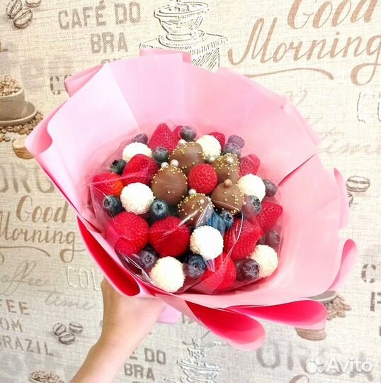 Букет из свежей клубники и конфет Рафаэлло