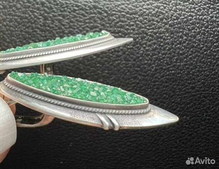 Серебряные серьги изумрудная щетка