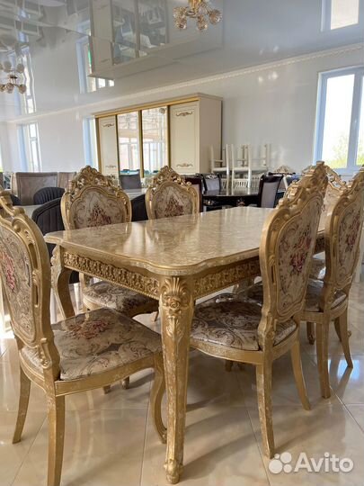 Стол и стулья