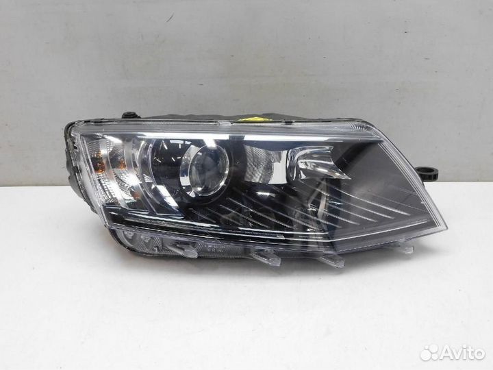 Фара правая Skoda Octavia