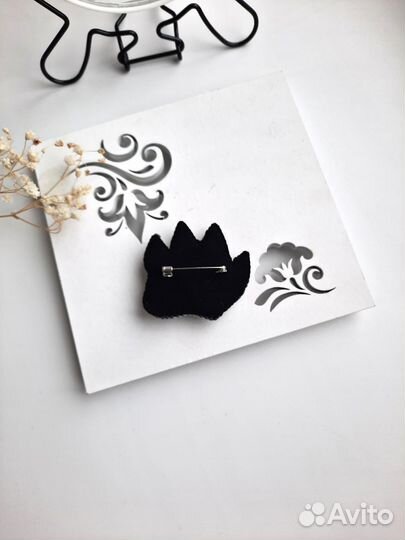 Брошь лапка