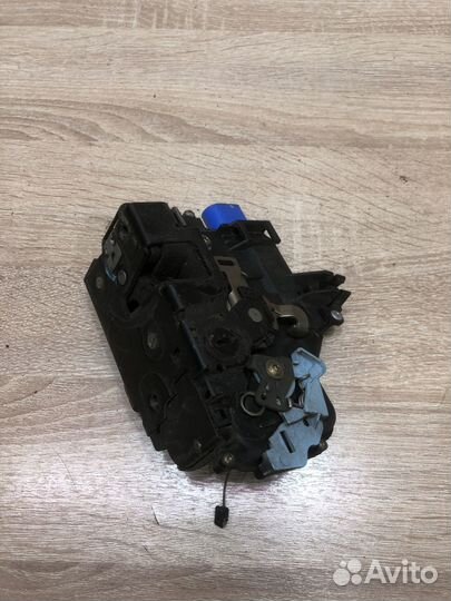 Замок двери задний правый Фольксваген Тоуран