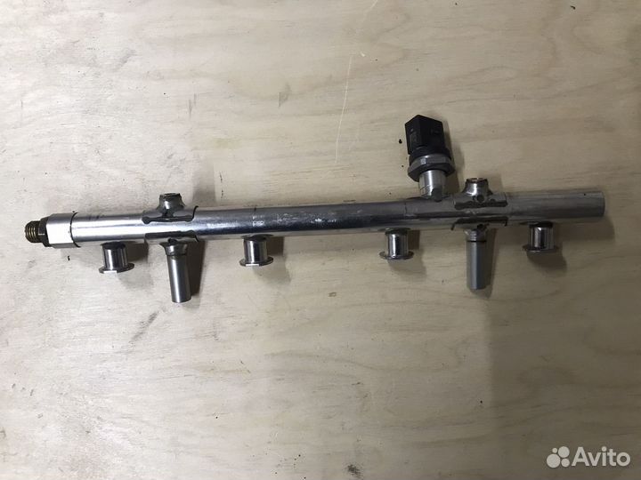 Топливная рампа 06K133317G Passat B8