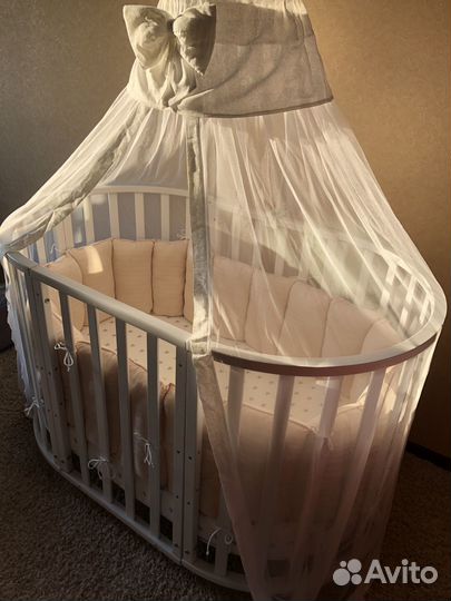 Кроватка детская с маятником