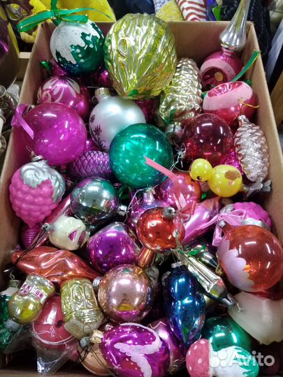 Елочные игрушки и гирлянды