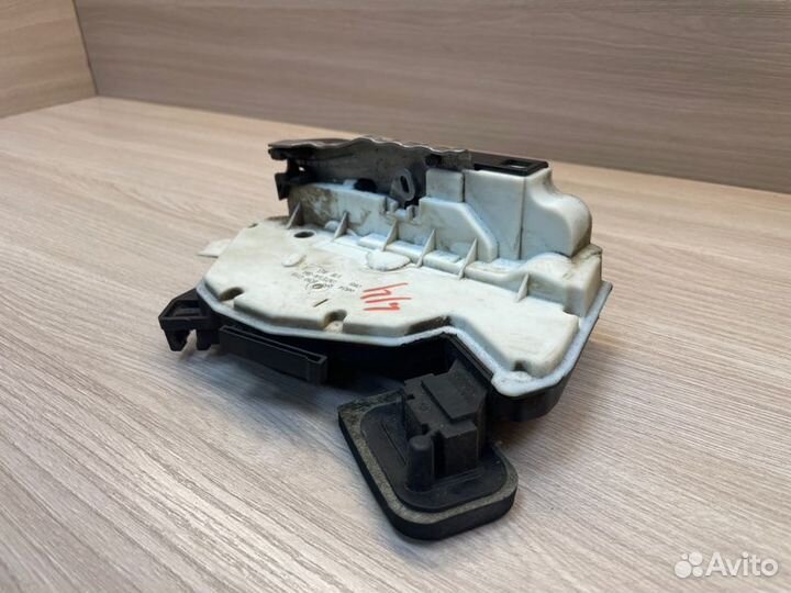 Замок двери задний правый Volkswagen Polo