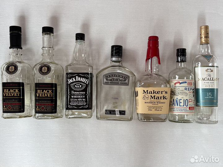 Пустые бутылки из-под элитного алкоголя Whisky