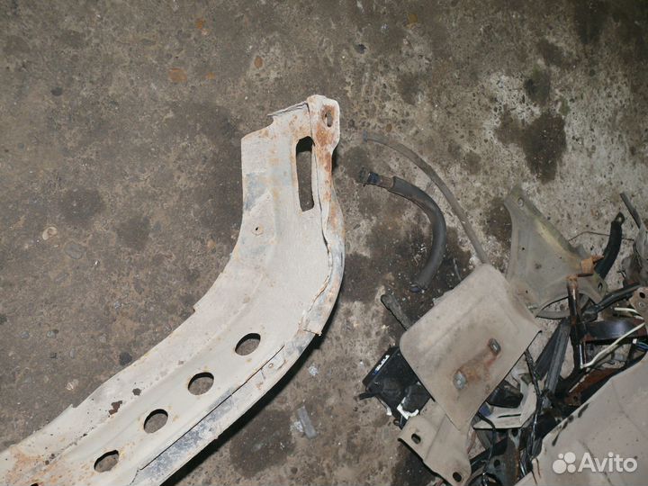 Усилитель бампера Chevrolet Niva 2005 г