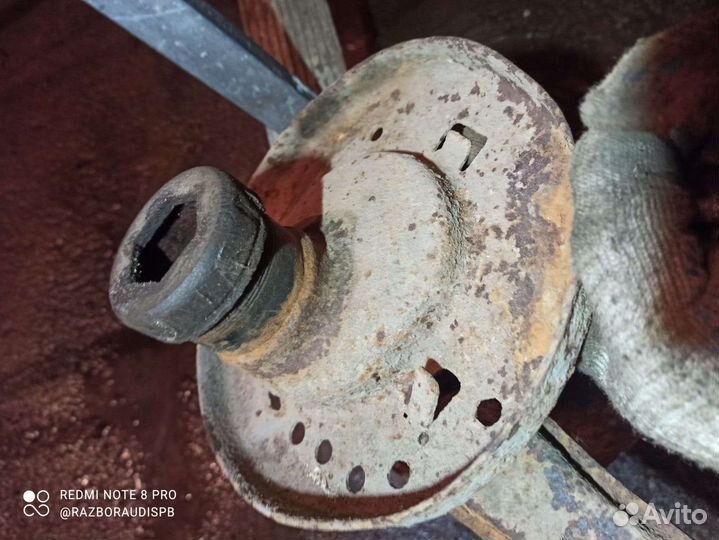 Передний левый поворотный кулак Audi 100C3