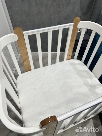 Кроватка детская с маятником (+матрас)