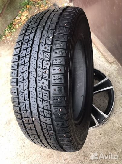 Dunlop SP Winter Ice 01 215/65 R16